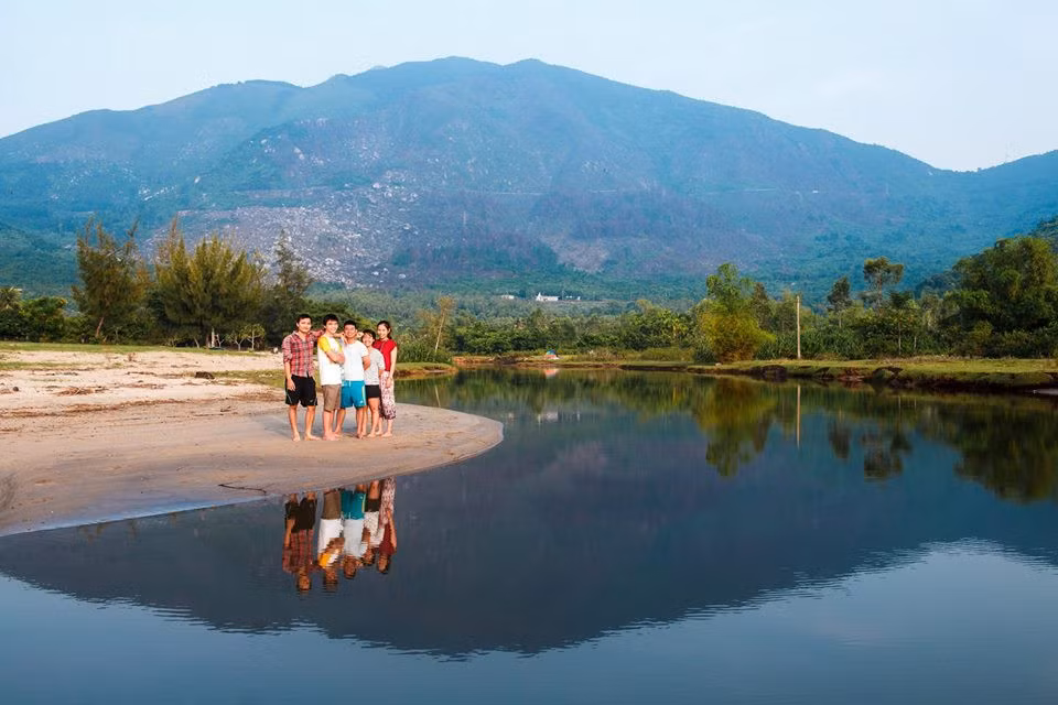 Nếu có thời gian, bạn nên chọn bãi Xoan để hạ trại. Bãi này xa nhất, nhưng cũng là bãi đẹp và hoang sơ nhất.