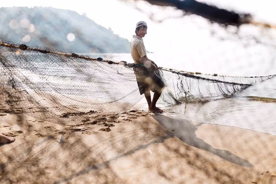 Hiện nay tại làng không còn nhiều người dân sinh sống, tuy nhiên bạn vẫn có thể gặp một vài ngư dân đánh cá mưu sinh hàng ngày.