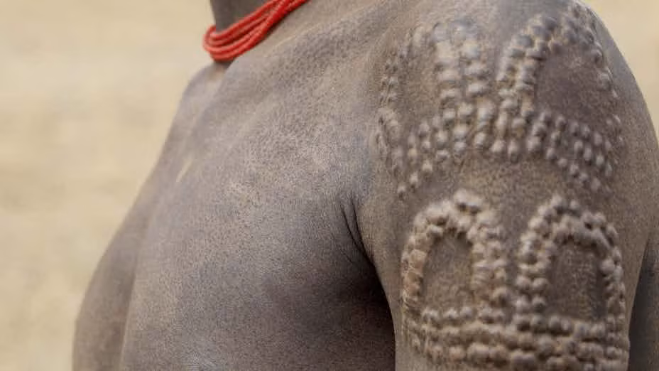 Bộ lạc bên dòng sông Sepik ở Papua New Guinea thực hiện nghi thức rạch người để đánh dấu sự trưởng thành của nam giới. Theo đó, những bậc trưởng lão trong bộ tộc sẽ dùng những lưỡi dao sắc bén để rạch nhiều đường ở lưng và mông các chàng trai trẻ.