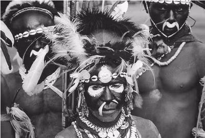 Kế đến, các chàng trai bị ép "uống" máu của chính mình. Sau nhiều năm thực hiện các nghi lễ này lặp đi lặp lại nhiều lần, các chàng trai được phép kết hôn.