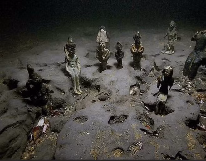 Vào năm 2013, thành phố cảng Thonis-Heracleion được phát hiện cách cửa sông Nile khoảng 1,5 km. Cảng biển này từng là cửa ngõ của Ai Cập vào năm 1.000 TCN và từng là một trong những nơi thịnh vượng nhất Địa Trung Hải. Hiện đây là một nghĩa địa tàu lớn, với nhiều xác tàu đắm. Những tàu này có chứa những cổ vật tuyệt đẹp như mỏ neo, đồng xu và nhiều báu vật quý giá.