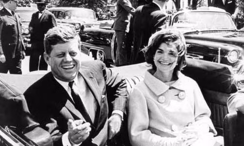 Mặc dù bắt được hung thủ nhưng nhiều giả thuyết được đưa ra để lý giải vụ ám sát Tổng thống Kennedy. Một trong những giả thuyết được chú ý là Lee Harvey Oswald không phải hung thủ thật sự.