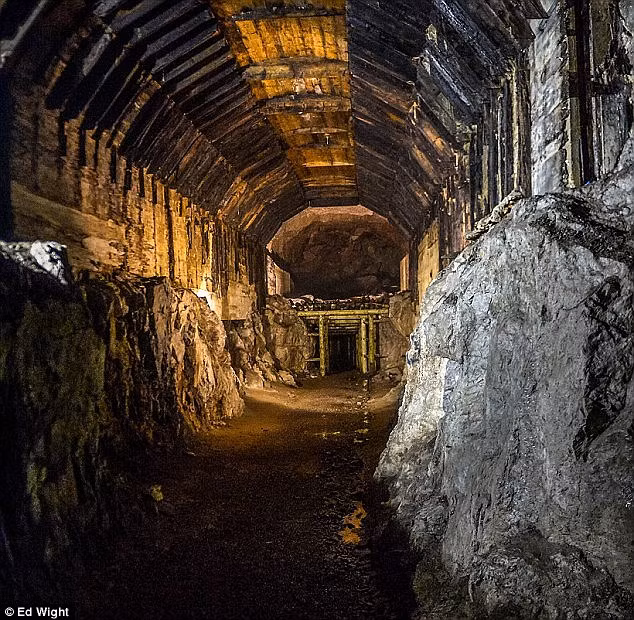 Đức quốc xã được cho là đã sử dụng tù nhân chiến tranh để đào một mạng lưới đường hầm ở một địa điểm bí mật, ít người lui đến tại Ba Lan.