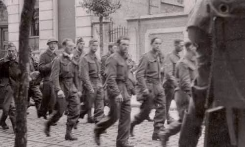 80.000 binh sĩ Đồng minh trong đó có lính Anh và Pháp bị quân Đức bắt làm tù binh và dẫn giải trên đường phố đến nơi tập trung ở Bỉ năm 1940.