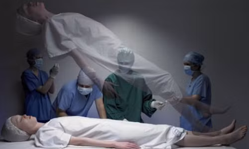 Ngoài ra, các chuyên gia còn phát hiện có ít nhất 1/3 số người tham gia nghiên cứu có trải nghiệm bên ngoài cơ thể (out-of-body experience - trải nghiệm giống như linh hồn rời khỏi thể xác). Những cảm giác từ trải nghiệm cận chết đều biến mất khi linh hồn nhập trở lại thể xác.