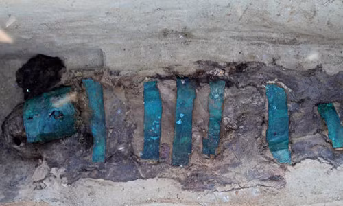 Nhà nghiên cứu thuộc Trung tâm nghiên cứu Bắc Cực của Nga, ông Alexander Gusev cho biết: "Hai xác ướp được tìm thấy nằm cạnh nhau, chôn dọc theo hướng bắc nam, bàn chân quay về phía dòng sông gần đó".