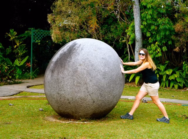 Nguyên do là vì thổ dân tin rằng đó là khu vực linh thiêng, người ngoài không được phép đặt chân đến.