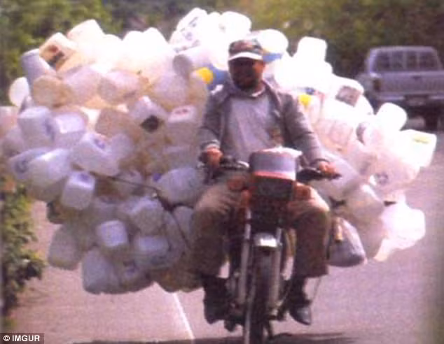 Với chiếc xe máy, người đàn ông này chở được vô số chai nhựa. Những người đi phía sau không nhìn thấy người điều khiển chiếc xe.