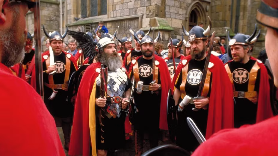 Người Viking đội mũ gắn sừng là một quan niệm sai lầm nhưng không ít người tin rằng đó là sự thật. Theo các chuyên gia, người Viking có thể được mai táng với những chiếc mũ và những chiếc sừng đựng đồ uống.