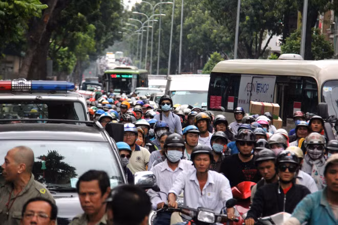 Oto tong hang loat xe roi lao vao cua hang o Sai Gon-Hinh-3