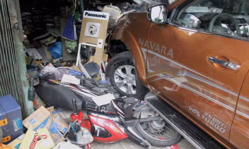 Oto tong hang loat xe roi lao vao cua hang o Sai Gon-Hinh-2