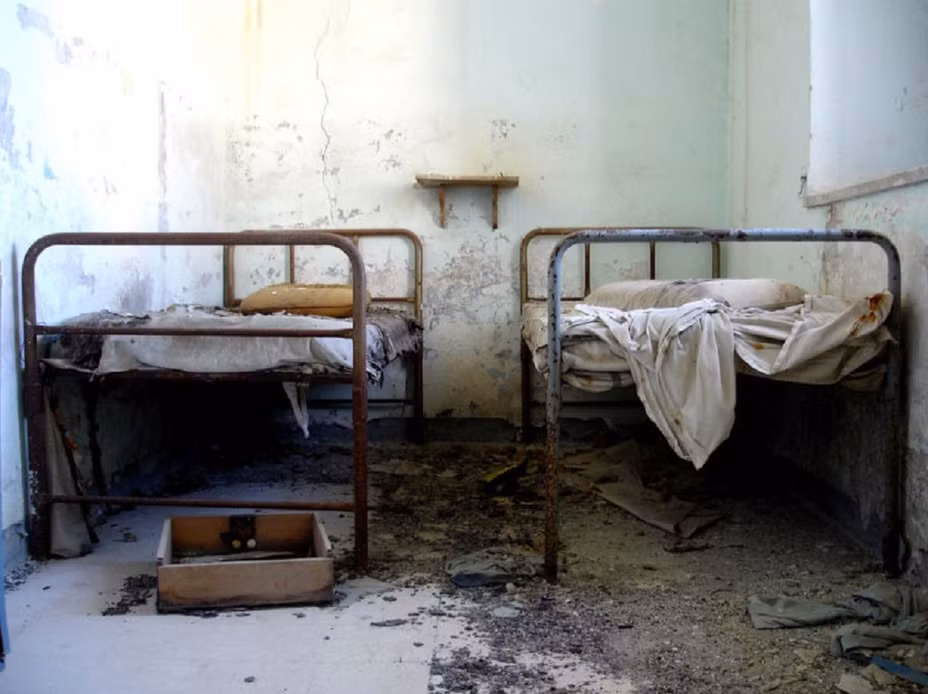 Nhà tù trên đảo Procida, Italy được xây dựng năm 1563 và đóng cửa năm 1988. Các phòng giam bị hoen ố, rỉ sét của giường, tường bong tróc sau khi bị bỏ hoang.