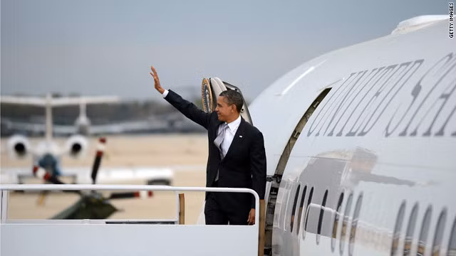 Chuyên cơ tổng thống Mỹ có 87 điện thoại giúp ông chủ Nhà Trắng có thể nói chuyện với bất cứ ai từ trên không.