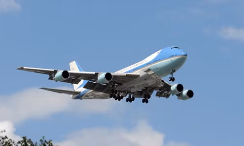 Air Force One (Không lực Một) là chuyên cơ Tổng thống Mỹ phục vụ nhu cầu di chuyển của người đứng đầu nước Mỹ. Chuyên cơ này có có đầy đủ chức năng và an toàn như “Nhà Trắng bay”.