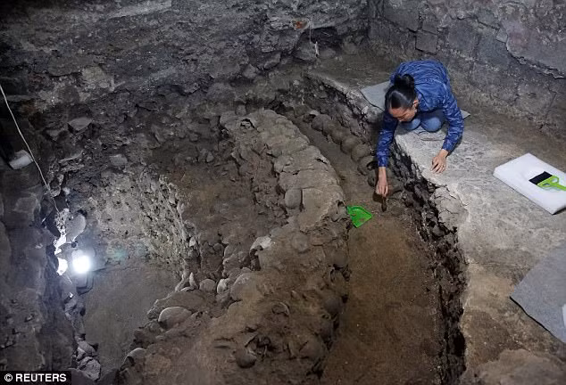 Một tháp sọ người mới được các nhà khảo cổ thuộc Viện nhân chủng học và lịch sử quốc gia Mexico (INAH) phát hiện ở thủ đô Mexico City. Điều này mở ra hướng nghiên cứu sâu hơn cho giới khoa học về nền văn minh Aztec.