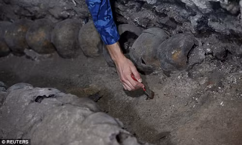 Các hộp sọ trên được phát hiện gần Templo Mayor, một trong những ngôi đền chính của nền văn minh Aztec ở thủ đô cổ đại Tenochtitlan - thành phố Mexico hiện nay.