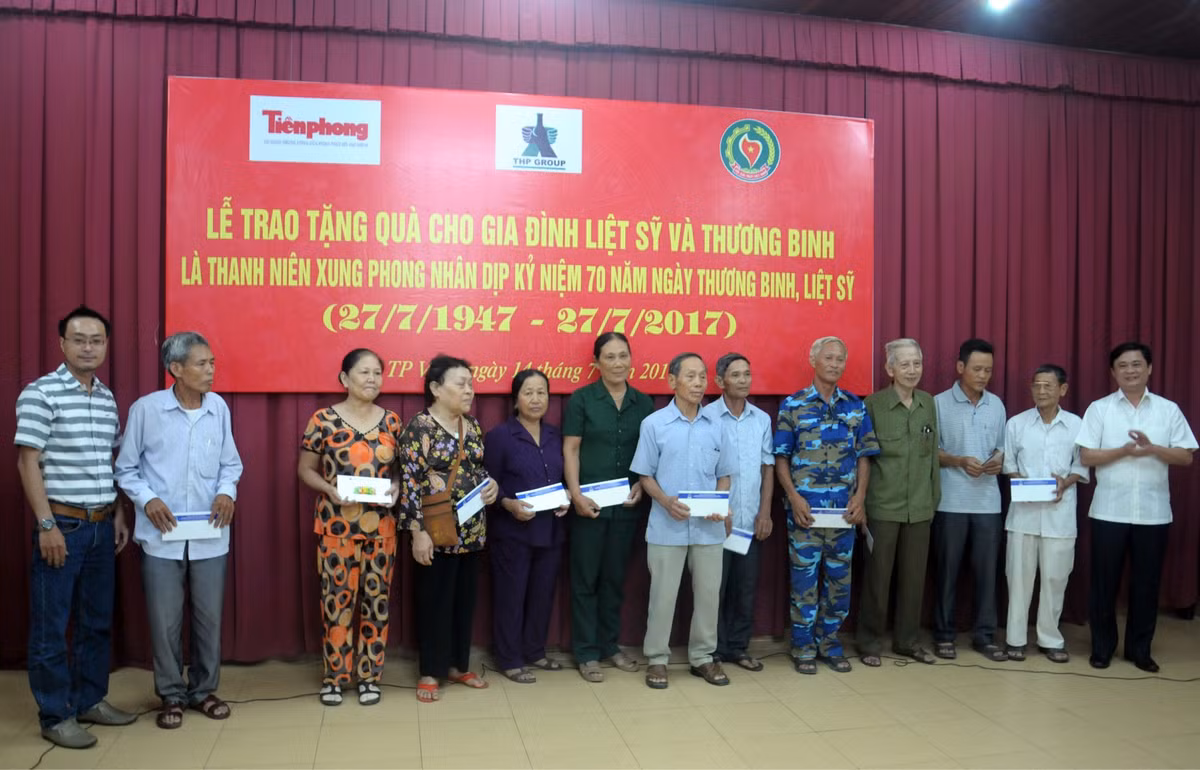 Tan Hiep Phat tham cac gia dinh liet sy va thuong binh tai Nghe An, Ha Tinh-Hinh-2