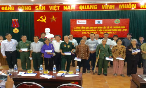 Tan Hiep Phat tham cac gia dinh liet sy va thuong binh tai Nghe An, Ha Tinh