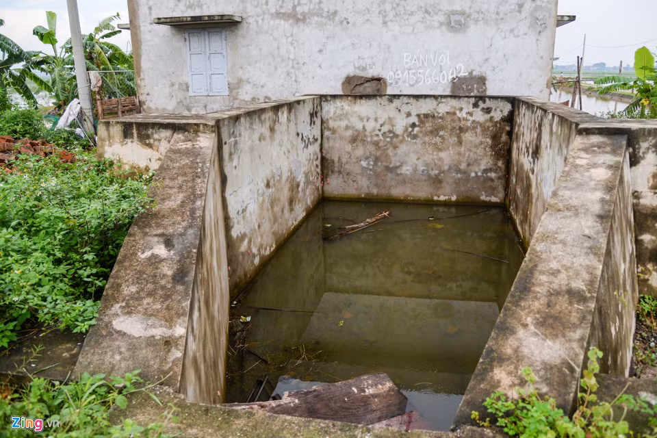 Trong khi đó, trạm bơm của thôn Bồng Mạc, một trong những công trình nông thôn mới của xã Liên Mạc được đầu tư 2 tỷ đồng nhưng hiện nay không thể hoạt động được do đơn vị thi công bỏ dở giữa chừng vì thiếu vốn.