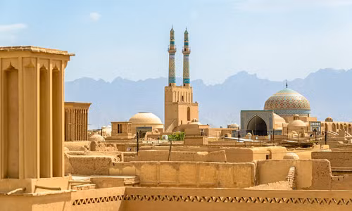 Thành phố Yazd, Iran nổi bật trên sa mạc khô cằn.