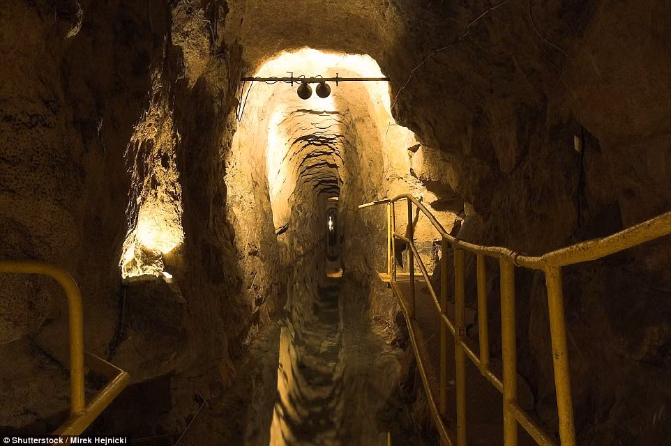 Bên trong mỏ chì, bạc và kẽm Tarnowskie Gory ở Ba Lan.
