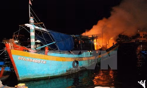 Tau ca bat ngo boc chay giua dem tai cang