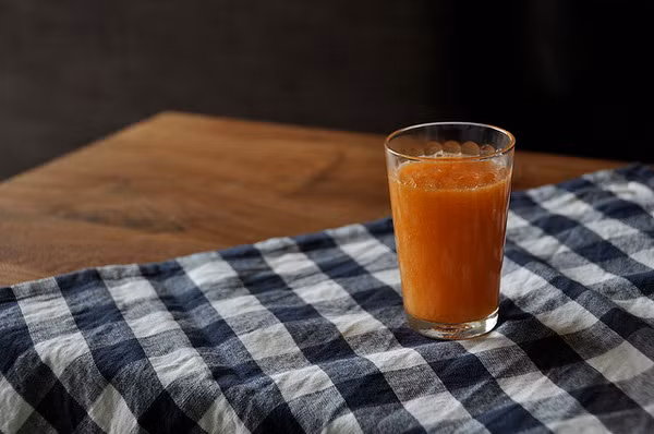 Uống quá nhiều nước ép cà rốt không phải là điều tốt và gây phản tác dụng. Dù vitamin A trong nước trái cây rất tốt cho cơ thể với số lượng bình thường nhưng nó lại có hại nếu tích lũy quá nhiều trong gan. Đó chính là lý do ông Basil Brown tử vong vì căn bệnh suy gan.