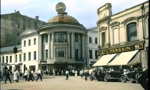 Đường phố ở Moscow sầm uất người qua lại.