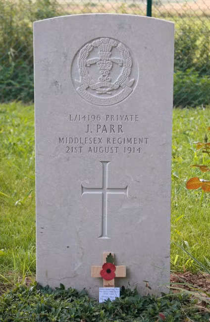 Binh sĩ Anh đầu tiên và cuối cùng tử trận trong Chiến tranh thế giới 1 được chôn cất trong những ngôi mộ nằm cách nhau 4,6m.