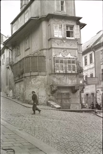 Trước khi trùm phát xít Hitler lên nắm quyền và gây ra cuộc diệt chủng đẫm máu mang tên Holocaust, nhiếp ảnh gia Roman Vishniac đã đến nhiều nơi ở châu Âu để chụp ảnh những khoảnh khắc đời thường gần gũi của cộng đồng người Do Thái.