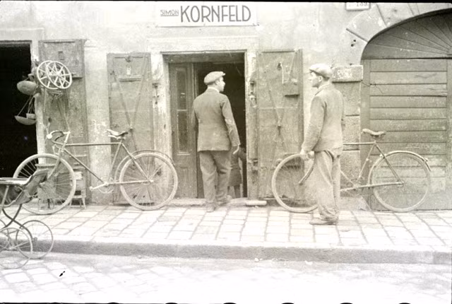 Cuộc sống bình yên của người Do Thái ở châu Âu trước khi Hitler thực hiện cuộc thảm sát Holocaust khiến hơn 6 triệu người thiệt mạng.