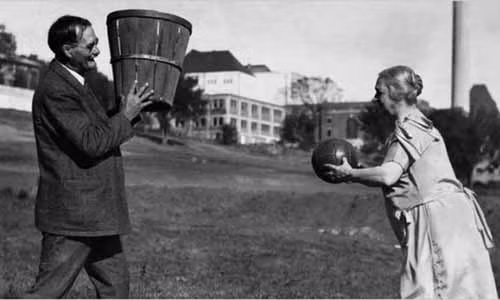 James Naismith là người phát minh ra bóng rổ. Bứ c ảnh lịch sử này ghi lại khoảnh khắc "cha đẻ" bóng rổ chơi môn thể nào này với vợ.