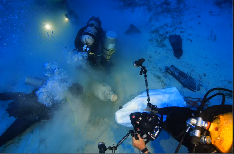 Các chuyên gia bắt đầu cuộc khai quật tìm xác tàu đắm ở khu vực đảo Fourni từ năm 2015. Theo đó, từ năm 2015 - 2016, các nhà khảo cổ đã tìm thấy 45 con tàu đắm xung quanh đảo Fourni. Một số chiếc tàu có niên đại vào đầu thế kỷ 6 TCN. Trong ảnh là các thợ lặn sử dụng robot dưới nước hỗ trợ quá trình trục vớt cổ vật ở tàu đắm.