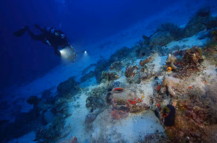 Vào thời cổ đại, Fourni nằm trên tuyến hàng hải quan trọng ở khu vực biển Aegean. Theo các chuyên gia, lượng lớn tàu thuyền đi qua khu vực này trong suốt hàng ngàn năm. Tuy nhiên, một số tàu thuyền bị đắm và chìm xuống biển trong các trận bão.