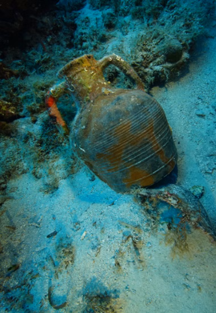 Phat hien 8 tau dam o Hy Lap cung nhieu co vat