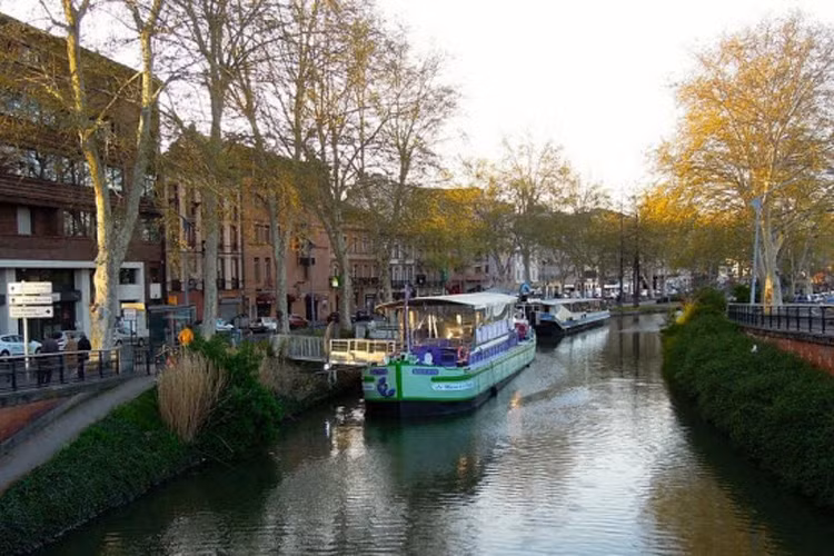 Hoạt động giao thông trên kênh đào nhộn nhịp nhất vào thế kỷ thứ 19. Sau đó, hệ thống đường ray tàu hỏa trở nên thành phương tiện vận chuyển hàng hóa phổ biển hơn, khiến số lượng thuyền bè trên kênh Canal du Midi giảm dần.