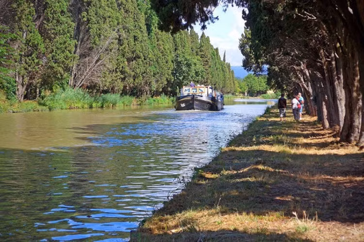 Ngày nay, kênh đào Canal du Midi được sử dụng chủ yếu cho du lịch và các môn thể thao nước. Du khách cũng có thể đạp xe hay chạy bộ dọc hai bờ kênh từ Sète tới Bordeaux để chiêm ngưỡng các cánh đồng nho, hướng dương và những ngôi làng nhỏ thanh bình.