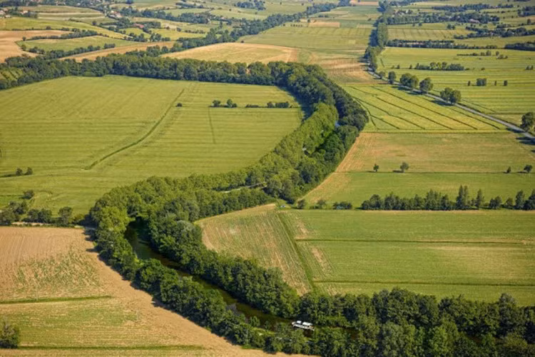 Trước khi kênh đào được xây dựng, hành trình trên biển kéo dài hằng tháng qua eo biển Gibraltar đối mặt với nhiều nguy hiểm từ cướp biển và bão mạnh.