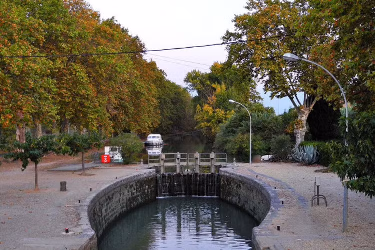 Trong khoảng thời gian 14 năm xây dựng kênh đào, kỹ sư Pierre-Paul Riquet đã khắc phục nhiều vấn đề kỹ thuật phát sinh.