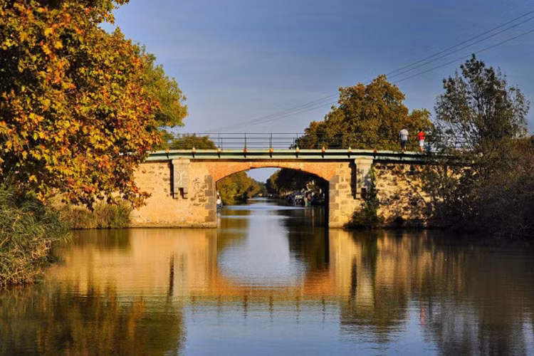 Trong suốt 200 năm sau khi hoàn thành, kênh đào Canal du Midi đóng vai trò quan trọng đối với hoạt động giao thương của người trồng lúa mì và nho ở vùng Languedoc.