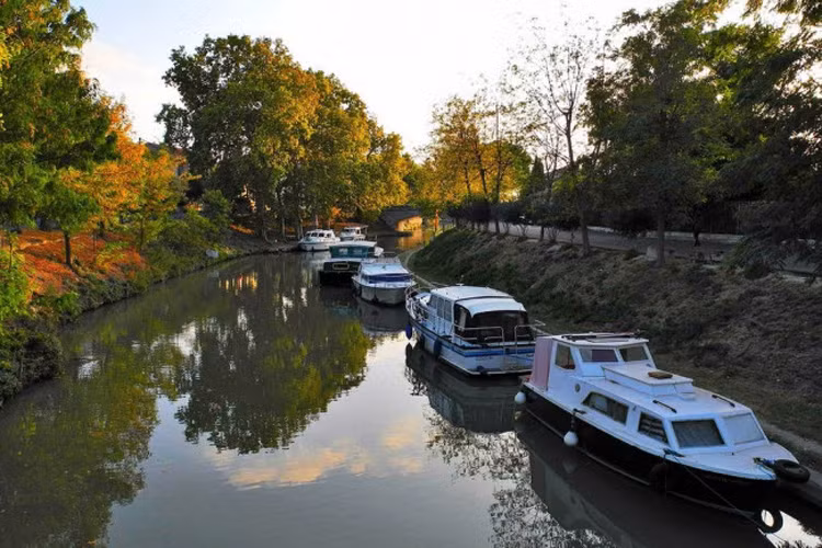 Nhưng các thách thức kỹ thuật quá lớn vào thời điểm đó. Khó khăn đầu tiên là điều tiết nước trong kênh đào vì mực nước dâng giữa Địa Trung Hải và Đại Tây Dương khác nhau rất nhiều.