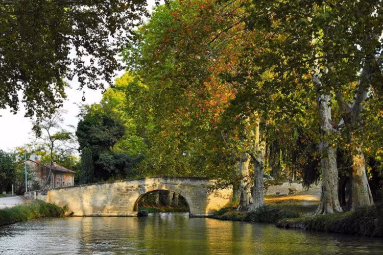 Đến thế kỷ thứ 17, dự án khả thi đầu tiên được phác thảo. Năm 1662, kỹ sư tên Pierre-Paul Riquet đã đề xuất dẫn nước từ núi Đen tới điểm điều tiết nước gần Seuil de Naurouze, điểm cao nhất của con kênh. Từ đây nước có thể chảy ra Địa Trung Hải và Đại Tây Dương.