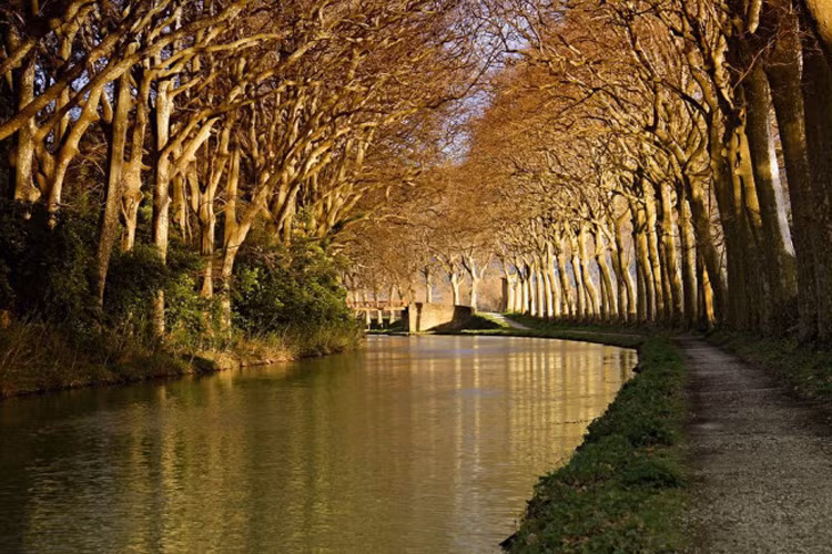 Kênh đào Canal des Deux Mers gồm 2 con kênh gồm: kênh đào Canal du Midi kéo dài 240km từ cảng Sète ở Địa Trung Hải tới Toulouse và kênh Canal de Garonne, dài 193km, nối Toulouse với thị trấn Castets-en-Dorthe.