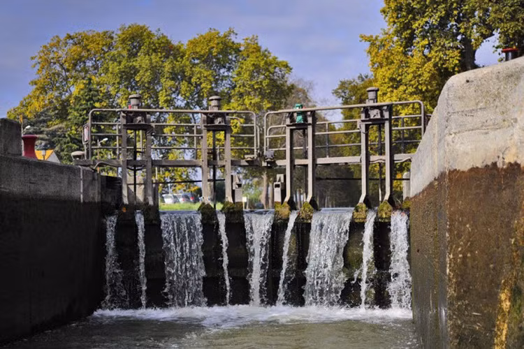 Kênh đào ban đầu chỉ kéo dài tới thành phố Toulouse và Riquet muốn tiếp tục kéo dài công trình tới gần Đại Tây Dương hơn, nhưng kế hoạch này không được hiện thực vì thiếu kinh phí vào thời điểm đó. Phải 2 thế kỷ sau đó, kênh đào Canal de Garonne được xây dựng để kết nối Canal du Midi với Đại Tây Dương.