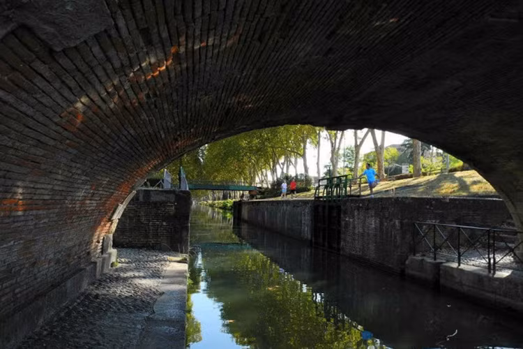 Với kênh đào Canal du Midi, lúa mì và rượu vang từ Lauragais có thể được vận chuyển dễ dàng tới Toulouse, Bordeaux và Marseille, đồng thời đưa các hàng hóa khác như xà phòng, gạo, cá khô từ Marseille trở lại Languedoc.