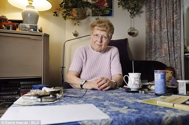 Bà Johanna kể rằng đã chăm nom những người bị thương trong một bệnh xá gần phòng làm việc của Hitler. Để tránh những cuộc tấn công của Hồng quân Liên Xô, Adolf Hitler đã sống dưới boongke ở Berlin từ ngày 16/1/1945. Sau đó 3 tháng, Quốc trưởng phát xít Đức tự sát bằng súng.