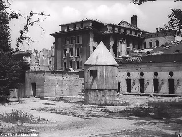 Bà Johanna kể rằng: “Goebbels tới thăm lán trại của chúng tôi và cổ vũ tinh thần mọi người. Ông ta nói chiến thắng ở ngay trước mắt”. Một lúc sau, Johanna gặp một cậu bé tại boongke dưới lòng đất.