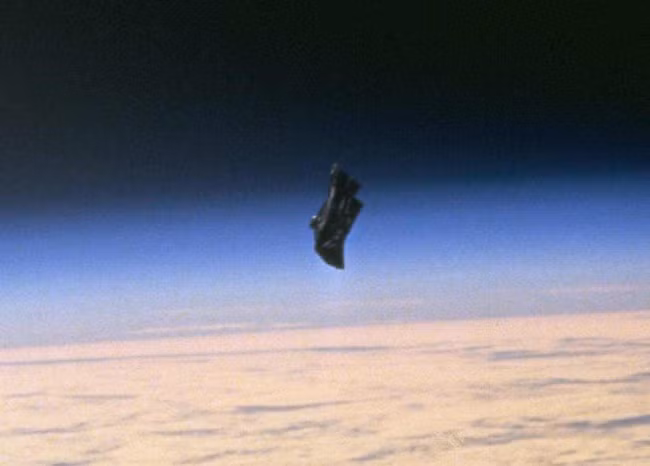 Vào năm 1960, một vật thể sẫm màu, nhào lộn được phát hiện trong quỹ đạo của Trái đất. NASA đã chụp được bức ảnh này và đặt tên là "vệ tinh Hiệp sĩ đen".