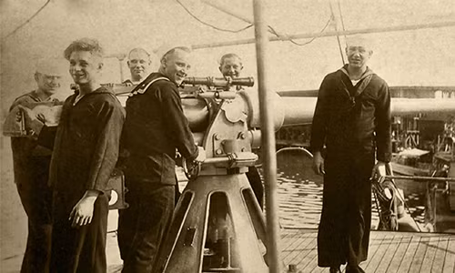 Tuy nhiên, số phận của 56 thủy thủ và sĩ quan trên con tàu xấu số trên vẫn là câu hỏi lớn.