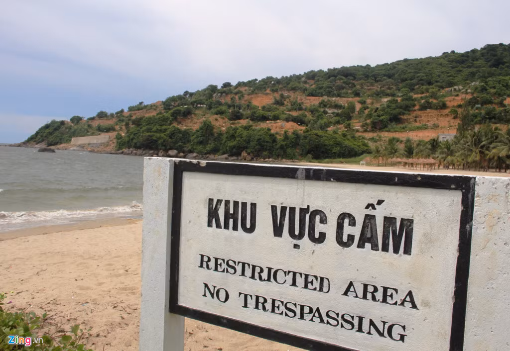 Quanh khu vực chân núi, nhiều biển cảnh báo được cắm sát bờ biển.